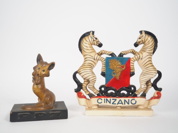 2 mascottes publicitaires, "Cinzano" et "PPZ". Dim. 31 x 32 cm. Dim. 2