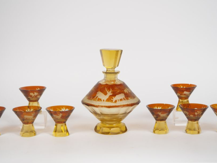 Partie de service à liqueur en cristal taillé bicolore à décor de cerv