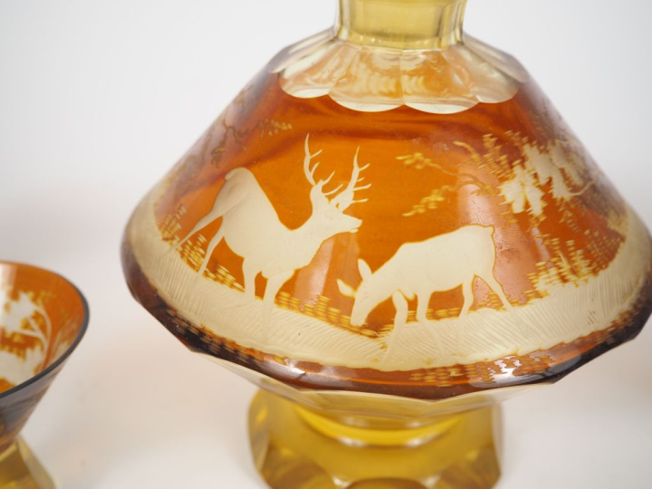 Partie de service à liqueur en cristal taillé bicolore à décor de cerv