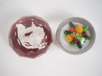Vente aux enchères 2 boules sulfure à décor de corbeille de fleur et de trophée de chasse