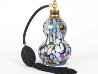 Vente aux enchères Vaporisateur 1900 en verre moucheté et irisé. H. 16 cm.