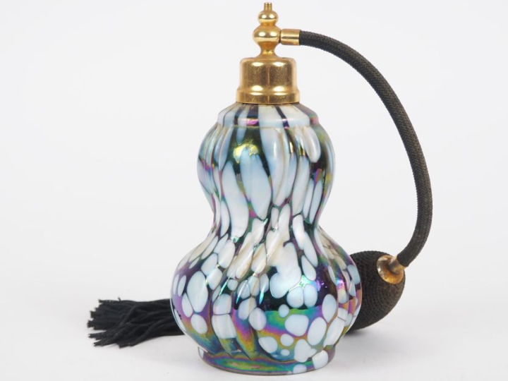 Vaporisateur 1900 en verre moucheté et irisé. H. 16 cm.