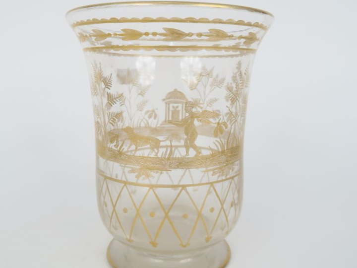 Vase en cristal à décor émaillé d'angelots et de paysages arborés.  H.
