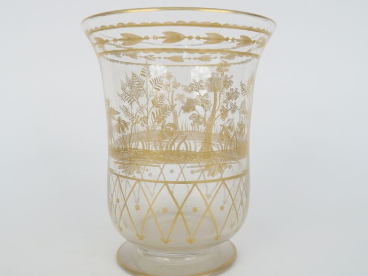 Vase en cristal à décor émaillé d'angelots et de paysages arborés.  H.