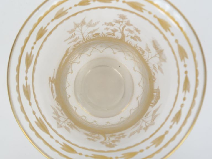Vase en cristal à décor émaillé d'angelots et de paysages arborés.  H.