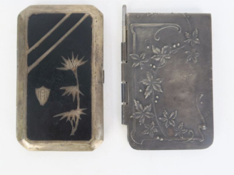 Vente aux enchères Etui porte-photos en métal argenté et laqué noir, à décor de style jap