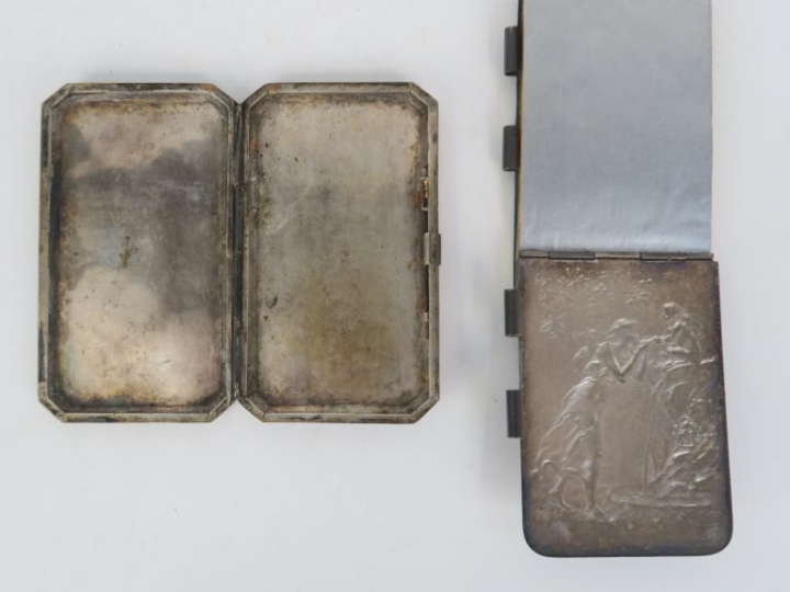 Etui porte-photos en métal argenté et laqué noir, à décor de style jap