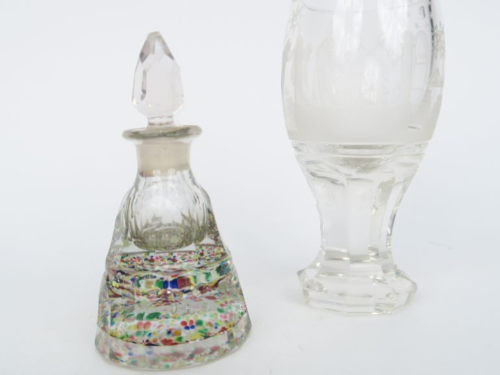 Flacon en cristal taillé et sulfure à décor moucheté. H. 14 cm.  On y 