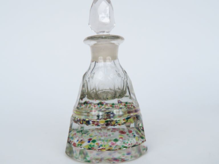 Flacon en cristal taillé et sulfure à décor moucheté. H. 14 cm.  On y 