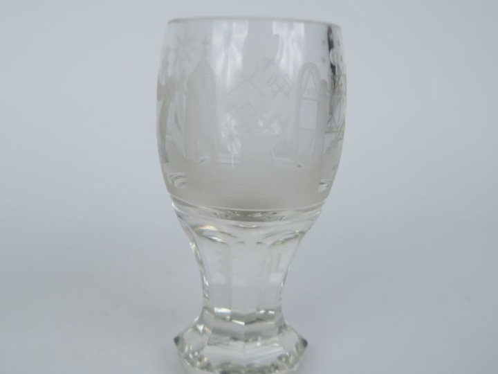 Flacon en cristal taillé et sulfure à décor moucheté. H. 14 cm.  On y 