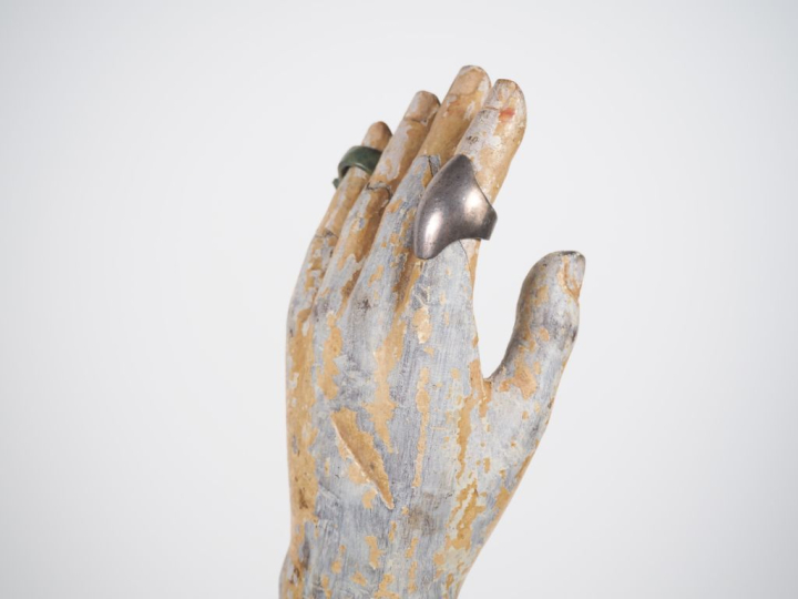 Baguier en bois sculpté et peint. H. 34 cm. (accidents)