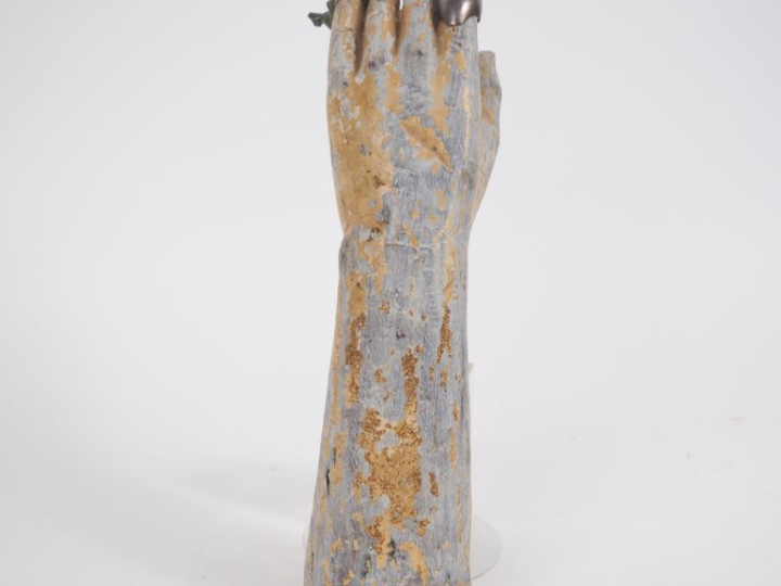 Baguier en bois sculpté et peint. H. 34 cm. (accidents)