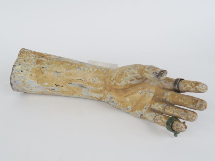 Baguier en bois sculpté et peint. H. 34 cm. (accidents)