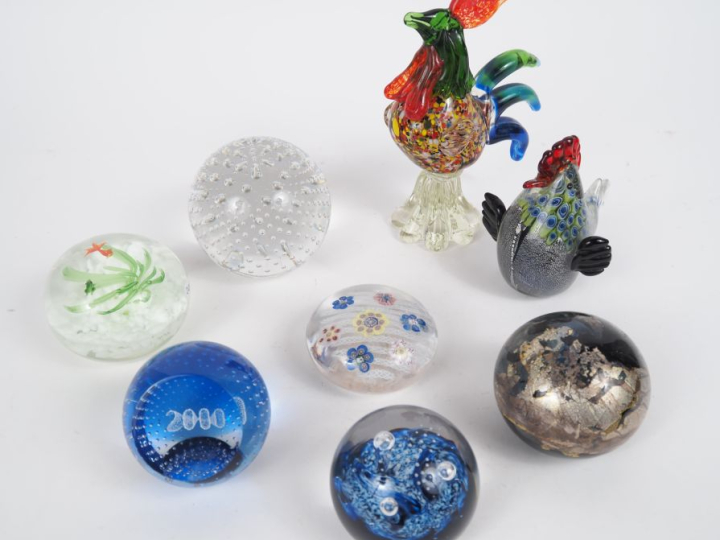 6 différentes boules sulfure. H. de 4 à 12 cm.  On y joint deux coqs e