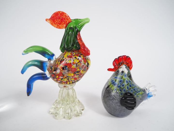 6 différentes boules sulfure. H. de 4 à 12 cm.  On y joint deux coqs e