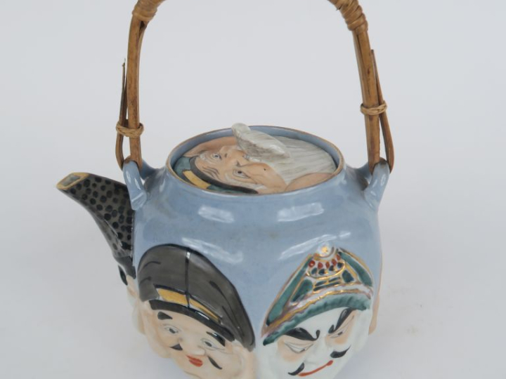 Théière 1900 en porcelaine à décor en relief de têtes de japonais, ans