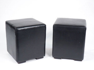 Vente aux enchères Paire de poufs design rectangulaire en cuir noir. Dim. 47 x 41 x 41 cm