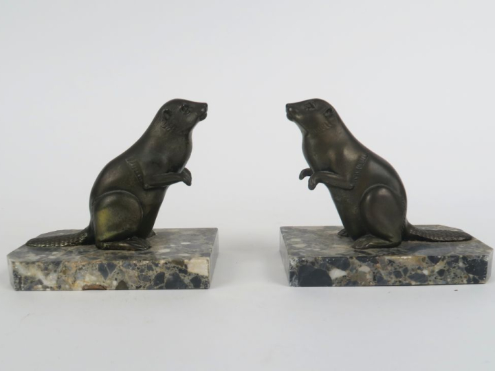 Paire de serre-livres de style Art Déco en régule sur des socles en ma