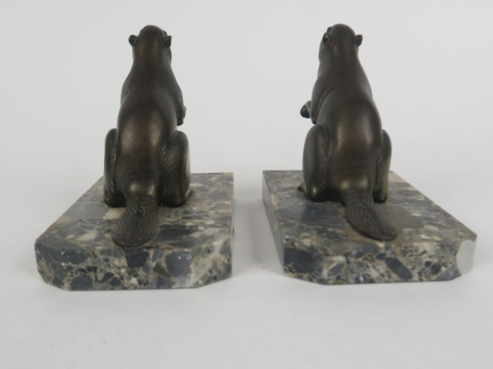 Paire de serre-livres de style Art Déco en régule sur des socles en ma