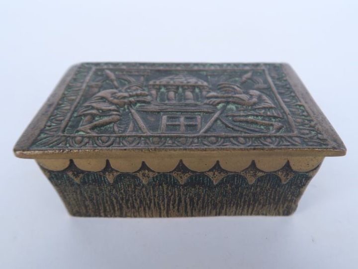 MAX LE VERRIER. "Gardiens du temple". Boîte couverte en bronze, signée