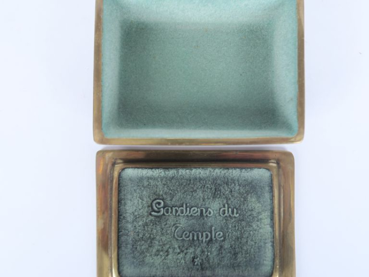 MAX LE VERRIER. "Gardiens du temple". Boîte couverte en bronze, signée