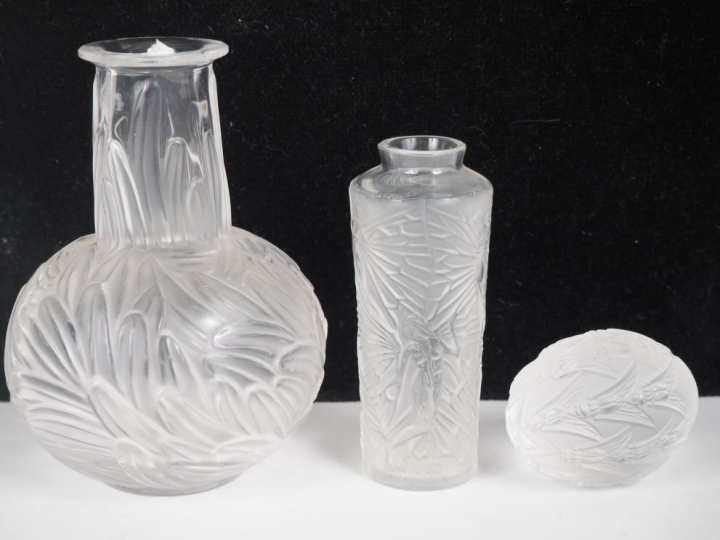 LALIQUE France. Vase en cristal à décor de palmettes. Signé. H. 13 cm.