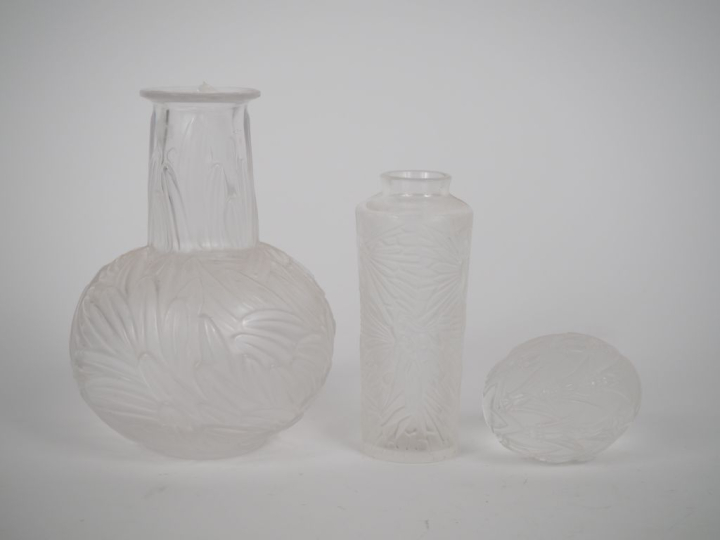 LALIQUE France. Vase en cristal à décor de palmettes. Signé. H. 13 cm.