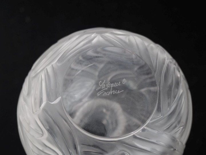 LALIQUE France. Vase en cristal à décor de palmettes. Signé. H. 13 cm.