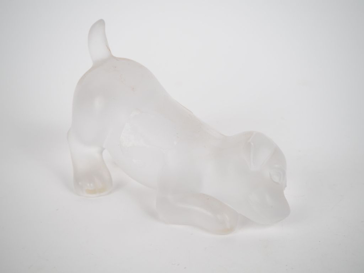 LALIQUE France. Sujet en cristal, "chiot". Signé. Dim. 12 x 10 x 8 cm.