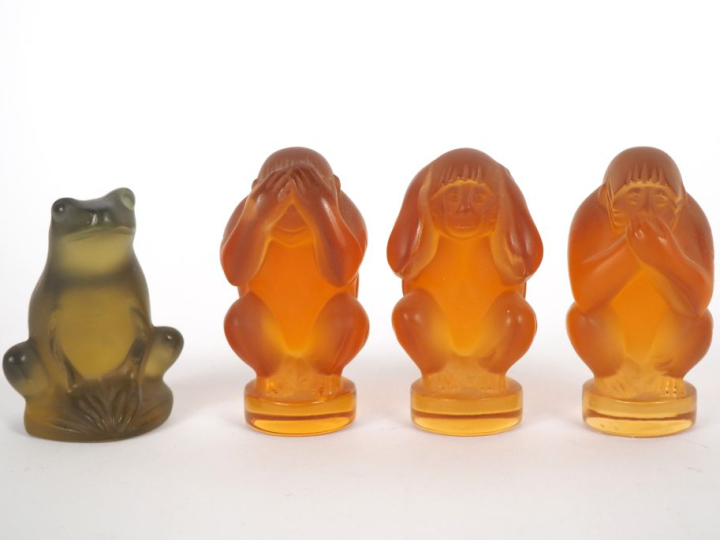LALIQUE France. 3 sujets en cristal, "singes". Signés. H. 6,5 cm.  On 
