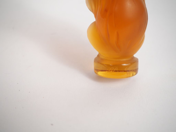 LALIQUE France. 3 sujets en cristal, "singes". Signés. H. 6,5 cm.  On 
