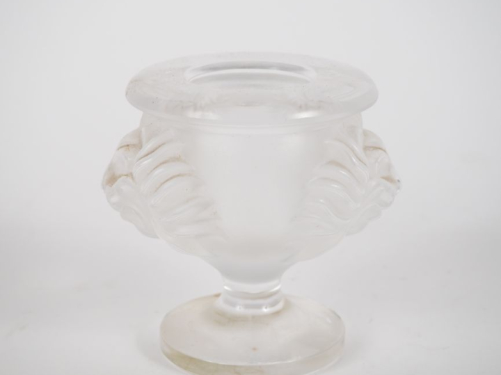 LALIQUE France. Vide-poche en cristal à décor de mufles de lions. Sign