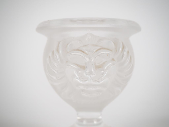 LALIQUE France. Vide-poche en cristal à décor de mufles de lions. Sign