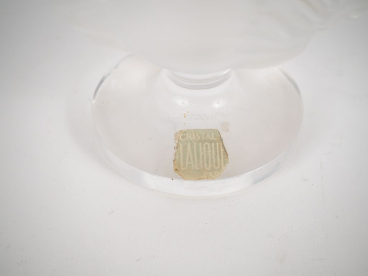 LALIQUE France. Vide-poche en cristal à décor de mufles de lions. Sign