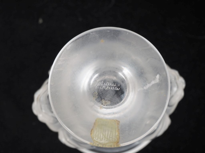 LALIQUE France. Vide-poche en cristal à décor de mufles de lions. Sign