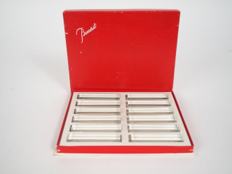 Vente aux enchères BACCARAT. 12 portes-couteaux en cristal dans leur coffret. Signés.