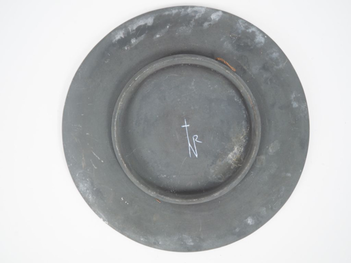 Assiette en céramique moderne à décor de musiciens et d'étalons. Signé