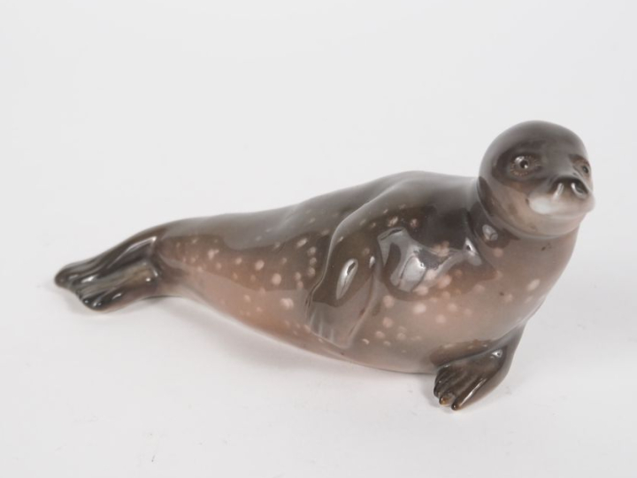 Sujet en porcelaine polychrome allemande, "otarie". Signé. Dim. 7,5 x 