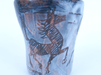Vente aux enchères Vase en céramique moderne à décor d'étalons. Signé et daté. H. 11 cm.