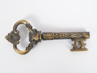 Vente aux enchères Tire bouchon en métal doré en forme de clé, à décor de pampres. Long. 