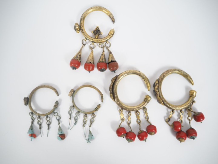 Paire d'éléments de bijoux Afrique du Nord en métal doré, sertis de ve