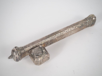 Vente aux enchères Etui à message Afrique du nord en bronze argenté à décor de feuillages