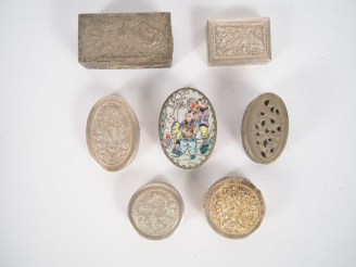 Vente aux enchères 5 différentes boîtes à pillules de style extrême orient en argent bas 