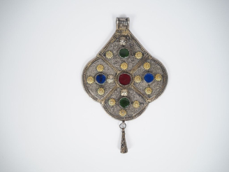 Vente aux enchères Important pendentif amulette Afrique du Nord en argent et argent doré,