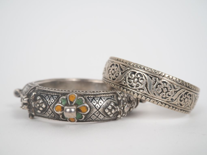 Ensemble comprenant :  - un bracelet jonc d'enfant Afrique du Nord en 
