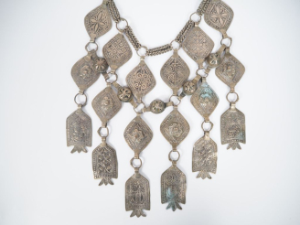 Vente aux enchères Important collier draperie Afrique du Nord en métal ou argent bas-titr