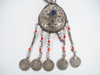 Vente aux enchères Pendentif Afrique du nord en métal, à décor gravé de fleurs, orné en s