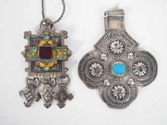 Vente aux enchères Pendentif talisman Afrique du Nord en argent, à décor en son centre de