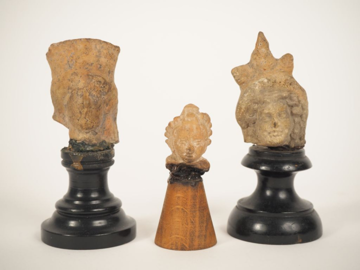 Méditerranée hellénistique et romaine. Trois têtes de figurines en ter