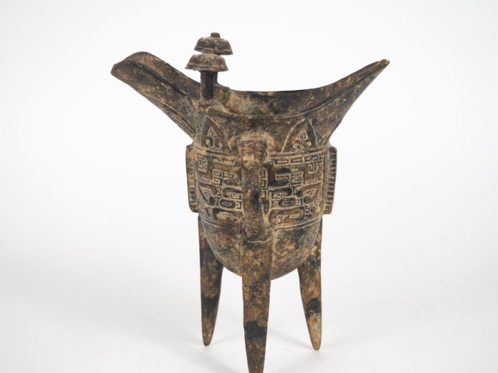 ASIE. Vase libatoire en bronze à décor de motifs géométriques. H. 24 c